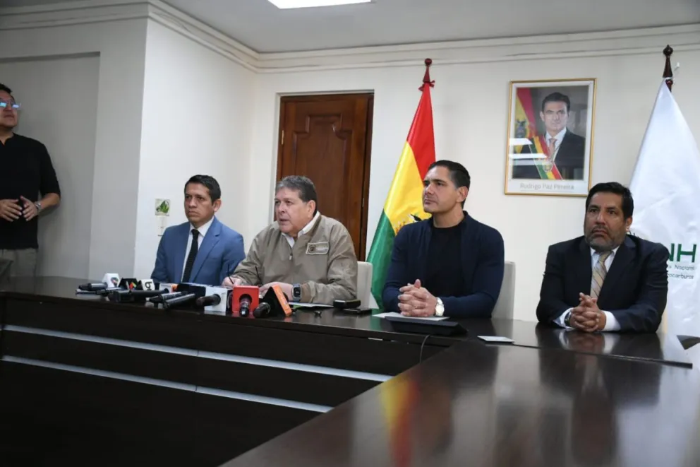 Los ministros de Desarrollo Productivo y de Hidrocarburos intervienen las instalaciones de la Agencia Nacional de Hidrocarburos (ANH), con resguardo policial, en medio de la crisis por el abastecimiento de combustibles. Foto: APG