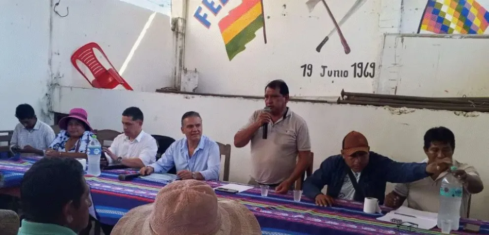 El ministro de Defensa, Ernesto Justiniano y representantes de los interculturales. Foto: Unitel