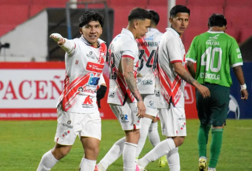 Tomianovic (izq.), de Nacional, festeja uno de sus dos goles. Foto: Agencia Marka Registrada.