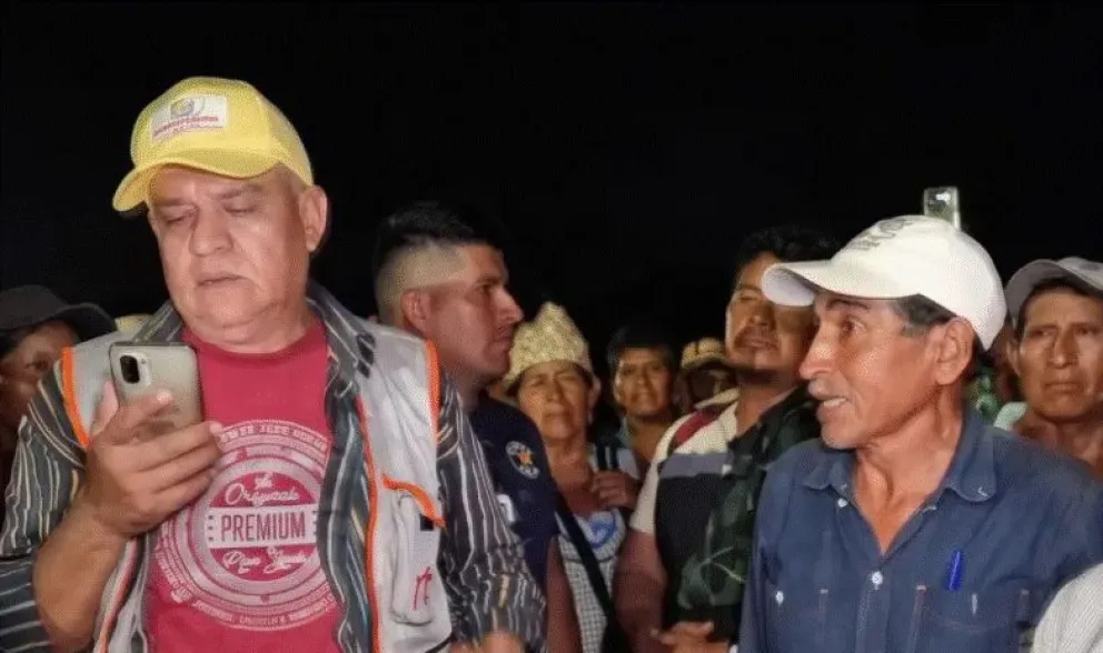 Algunas personas expresaron su desacuerdo con el acuerdo firmado con el Gobierno para levantar el bloqueo en Yapacaní. Foto: Unitel