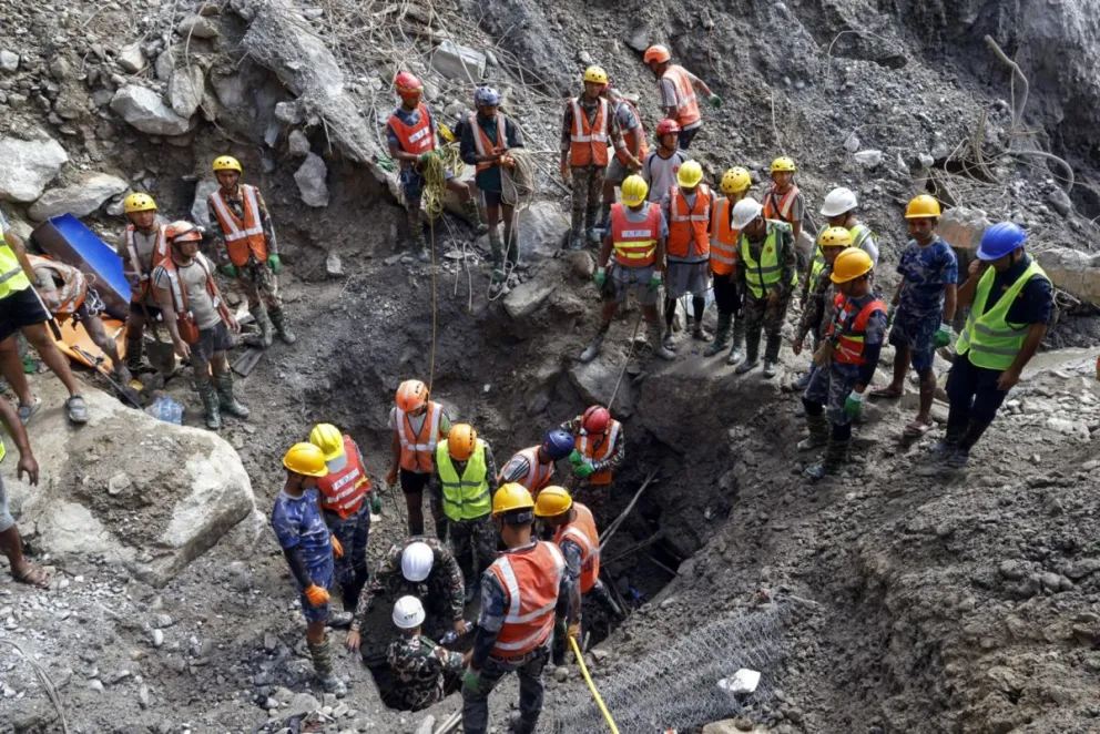 Los trabajos de rescate para tratar de sacar con vida a las personas atrapadas en un túnel del proyecto hidroeléctrico Trishuli 3A. Foto: EFE 