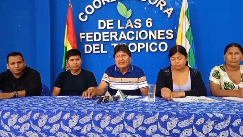 Evo Morales en conferencia de prensa, junto a los dirigentes cocaleros del Trópico de Cochabamba.