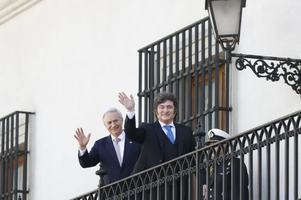 El presidente de Chile, José Antonio Kast (i), saluda junto a su homólogo de Argentina, Javier Milei, durante una visita oficial este 3 de septiembre de 2026, en el Palacio de la Moneda en Santiago (Chile). Foto: EFE