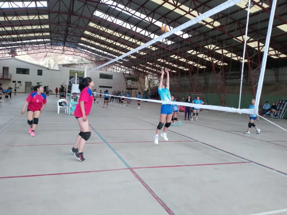 Uno de los partidos que se jugaron por la primera fecha. Foto: Torneo Colegial de Vóley.