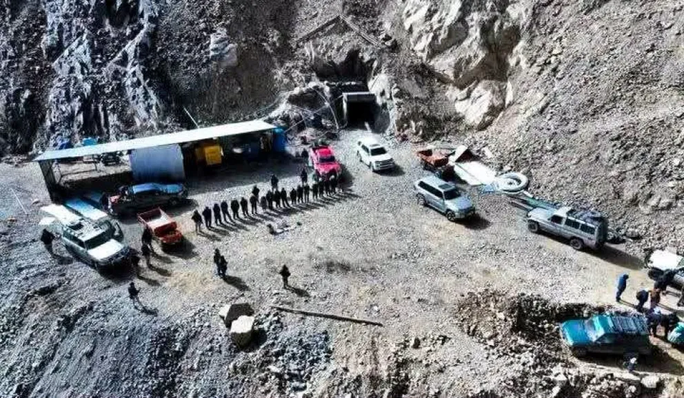Ciudadanos chinos y bolivianos fueron aprehendidos cuando realizaban actividades minerales ilegales en la comunidad La Acacia, en el municipio de Sorata. Foto: AJAM