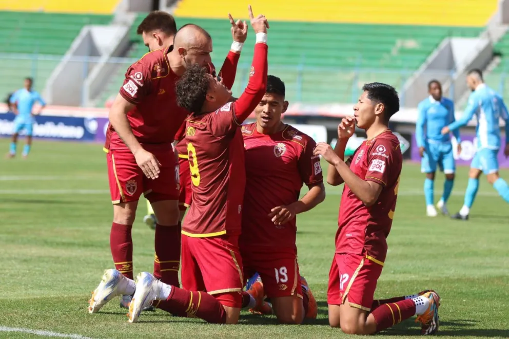 Futbolistas de Real Oruro celebran su primer gol. Foto: APG.