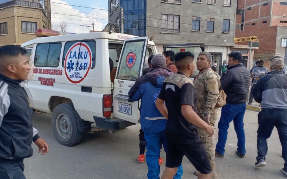 Trasladan a una de las personas heridas durante la explosión en una unidad militar en Viacha. Foto: ABI