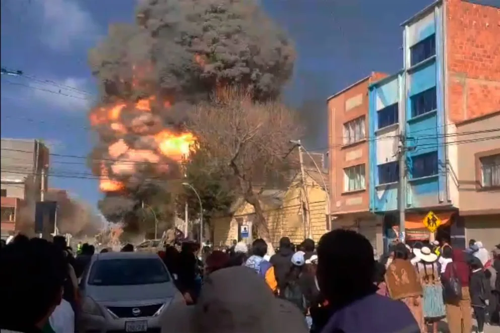 La tarde de este viernes, se registró una explosión en el Centro General de Mantenimiento del RAM-2, en Viacha. Foto APG