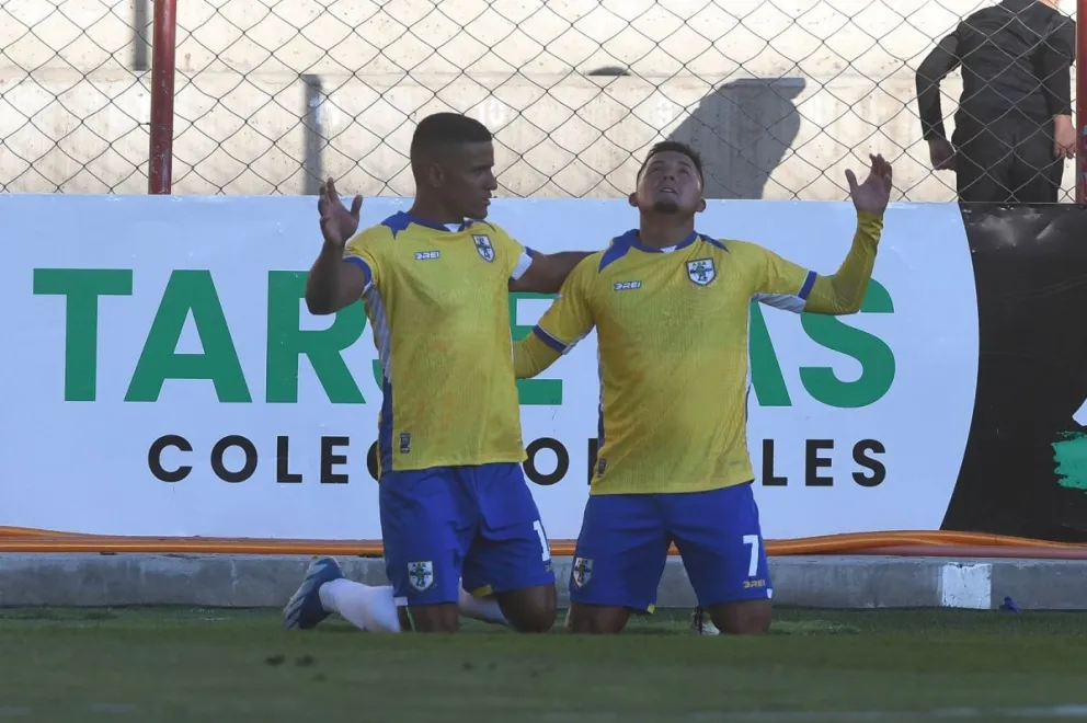 Jugadores de ABB festejan su primer tanto. Foto: APG.
