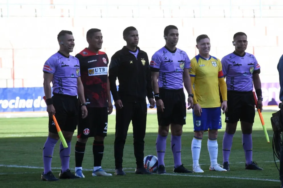 Los árbitros con los capitanes de ambos equipos antes del partido. Foto: APG.