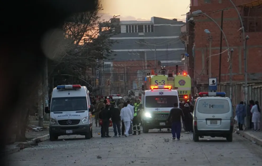 Las ambulancias trasladan a los heridos en las explosiones del Cuartel de Viacha. Foto: APG