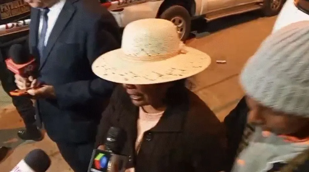 Los padres de familia se reunieron cerca de las puertas del recinto militar, mientras un cordón de protección evitaba que pudieran acercarse a las instalaciones. Foto: Captura