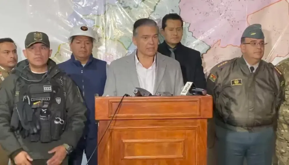 El ministro de Defensa, Ernesto Justiniano, dio un informe preliminar sobre las dos explosiones en el Cuartel Bolívar de Viacha. Foto Ministerio de Defensa