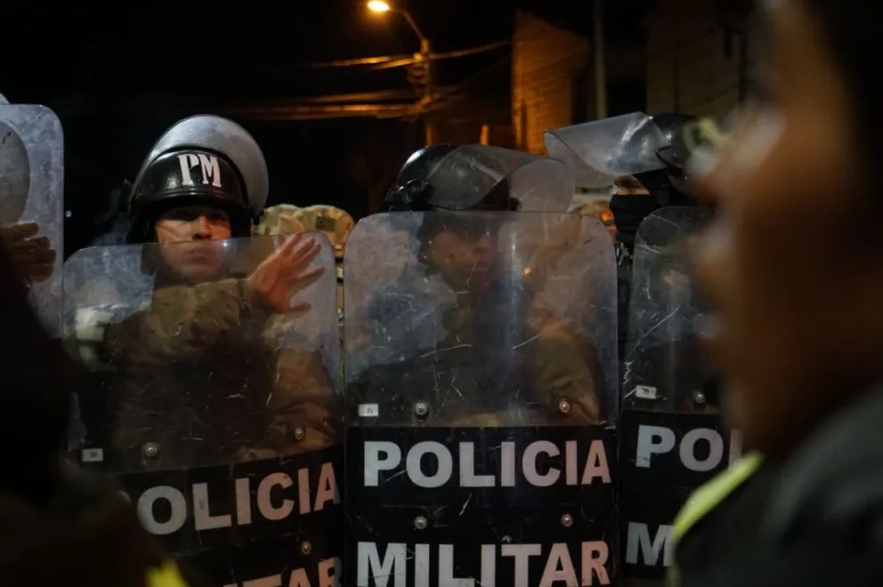 Efectivos que resguardan el perímetro. Foto: APG 