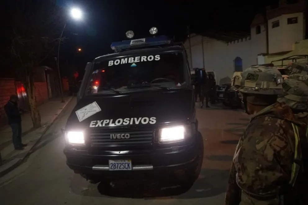 Un vehículo de los bomberos que arribó a Viacha. Foto: APG 