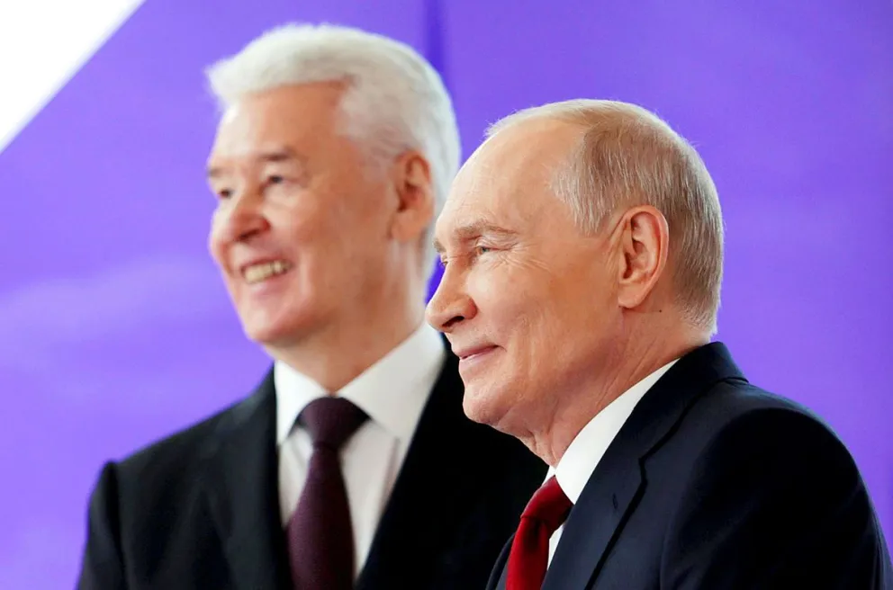 El presidente ruso, Vladímir Putin (d), y el alcalde de Moscú, Serguéi Sobianin, participan en la ceremonia de inauguración en Moscú, Rusia. Foto: EFE