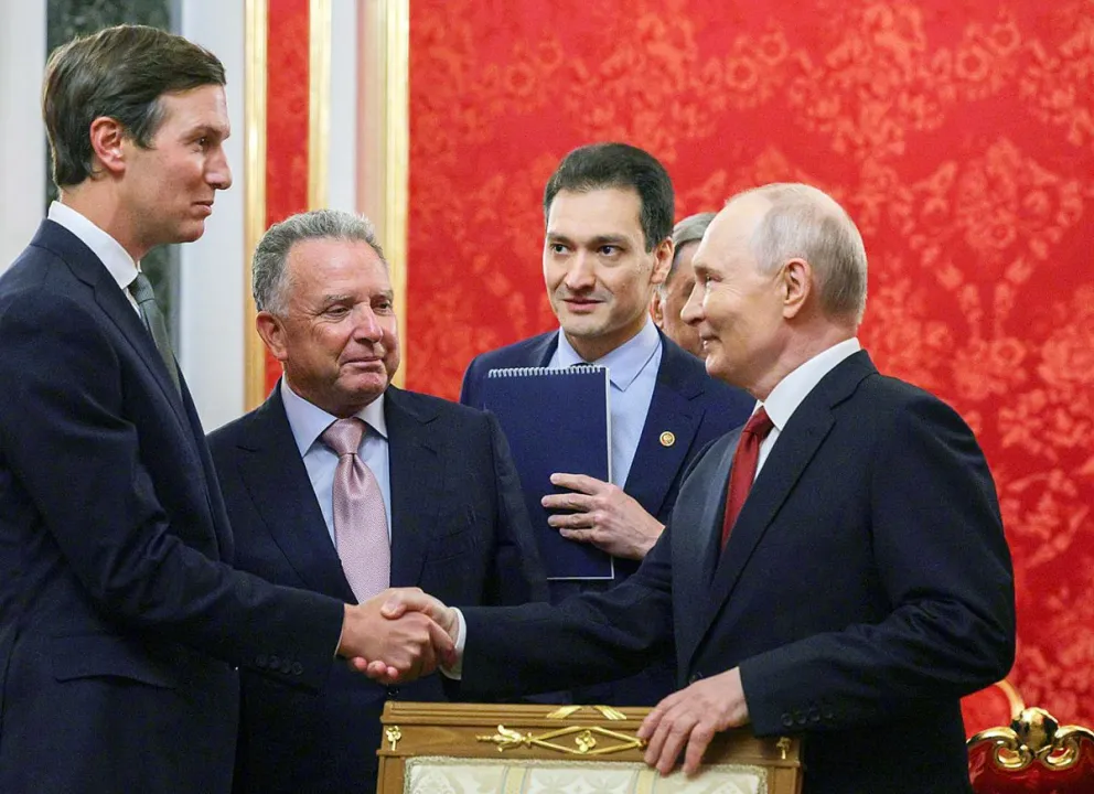 El presidente ruso Vladímir Putin (dcha.) da la bienvenida al yerno de Trump, Jared Kushner (izda.), durante su reunión en el Kremlin de Moscú, Rusia. Foto: EFE