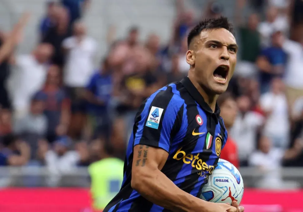El jugador del Inter Lautaro Martínez celebra un gol durante el partido de la Serie que han jugado Inter y Nápoles. Foto. EFE