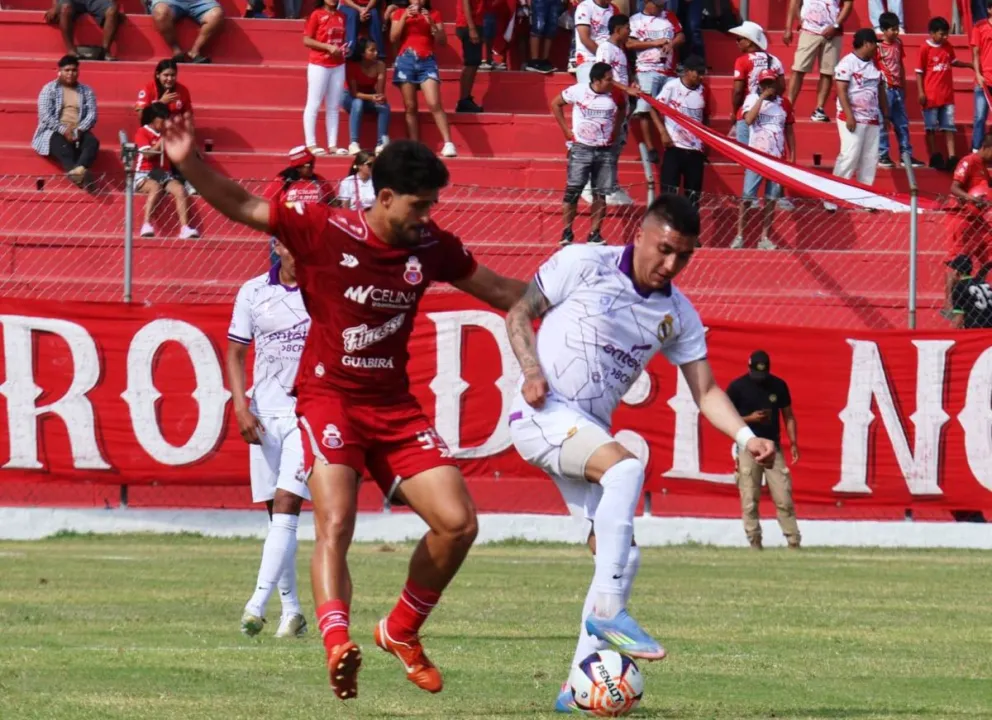 Una incidencia del compromiso que se disputo en el estadio Gilberto Parada. Foto: Agencia Marka Registrada.