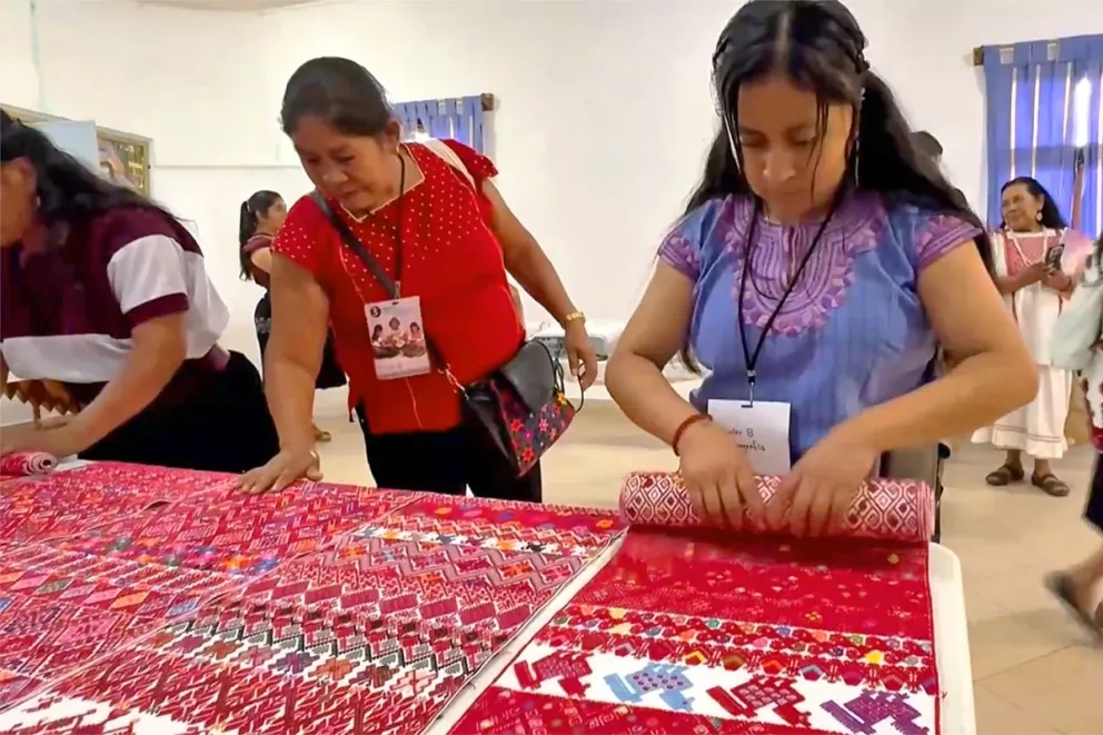 Indígenas artesanas tsotsiles muestran sus tejidos este viernes, en San Cristóbal de las Casas, Chiapas (México). Foto: EFE