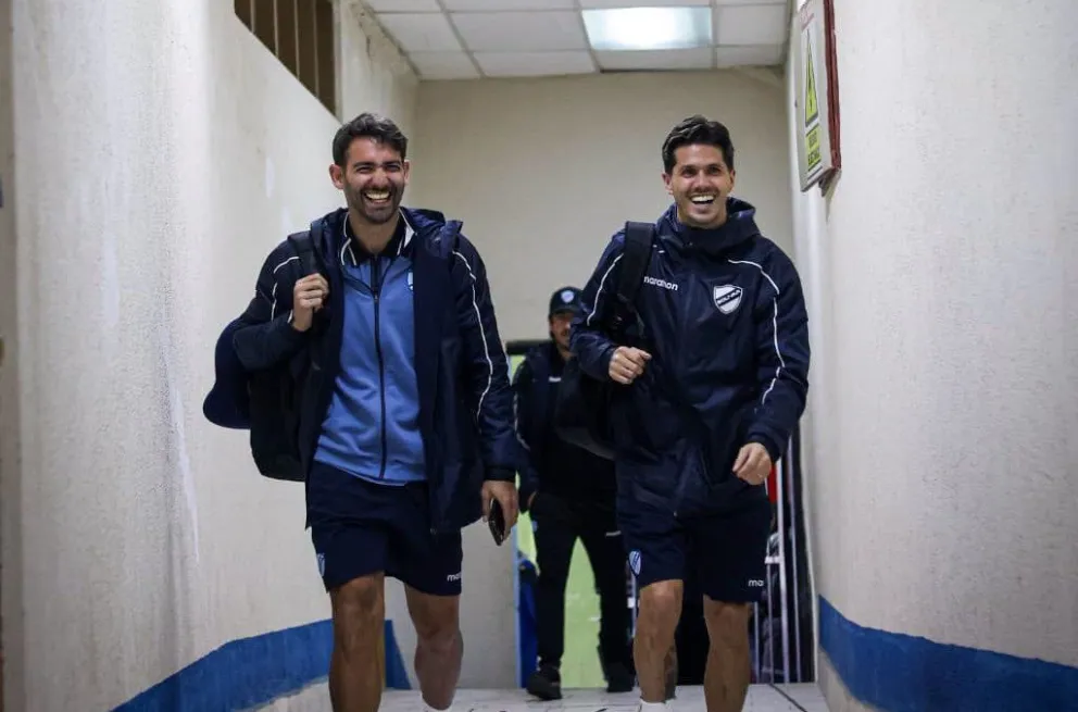 Cauteruccio y Rodríguez de filas del cuadro de la Academia que juega en Sucre. Foto. CB