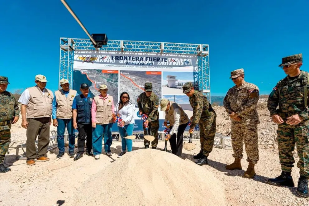 Acto simbólico del inicio de la construcción de 14,5 kilómetros de verja o cerca perimetral en Jimaní (sur, frontera con Haití). Foto: Ministerio de Defensa de la República Dominicana EFE