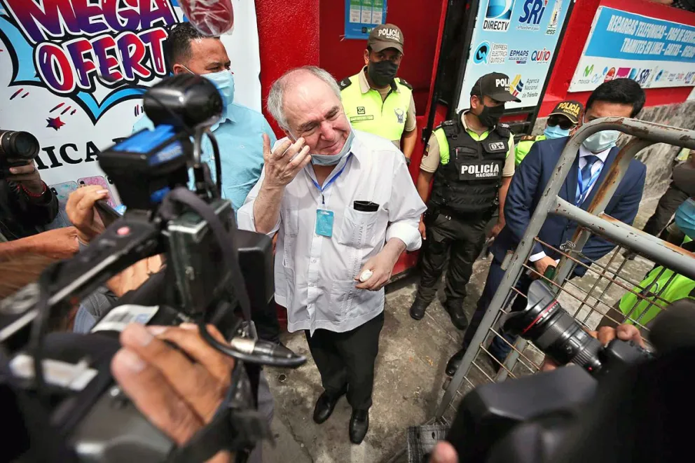 Archivo, el expresidente de Ecuador Abdalá Bucaram (c), en Quito (Ecuador). Foto: EFE