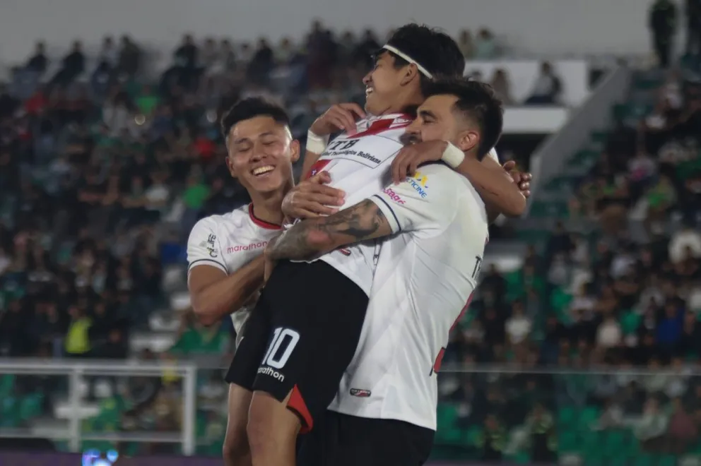 Maraude, al centro, celebra el segundo gol con sus compañeros. Foto: APG