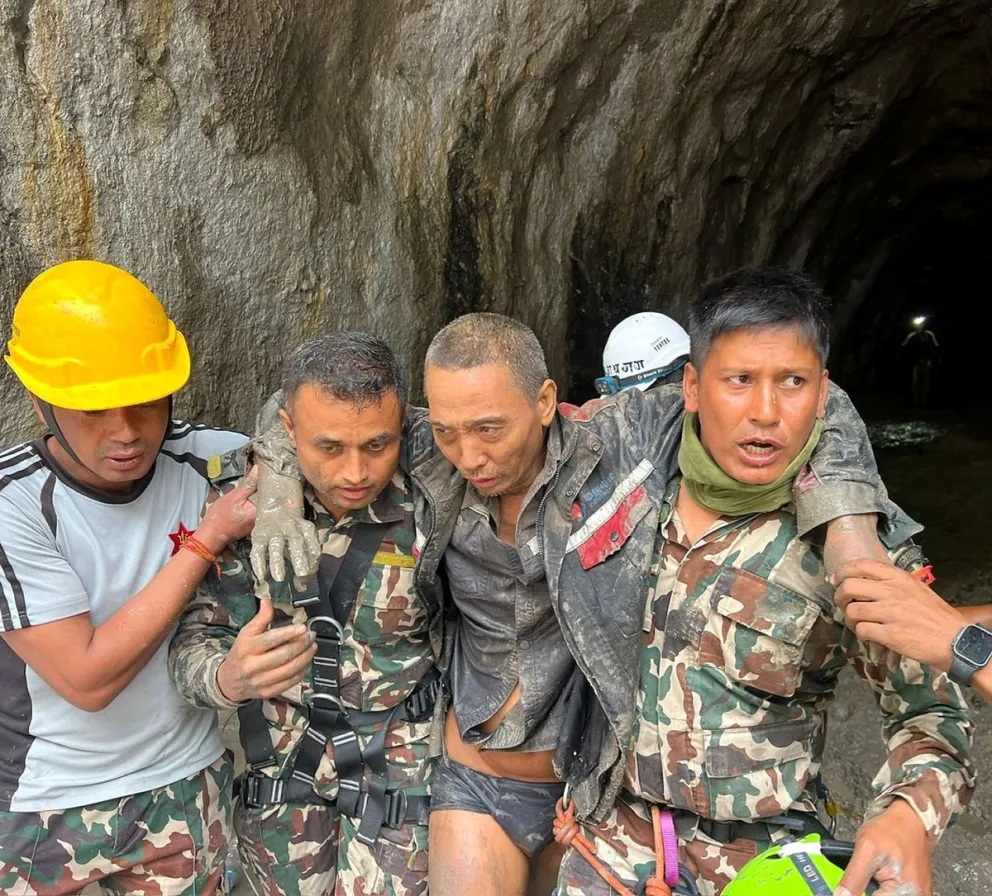 Un grupo de militares del Nepal rescata a un trabajador chino de un túnel de Upper Trishuli-1, en Rasuwa. Foto: EFE