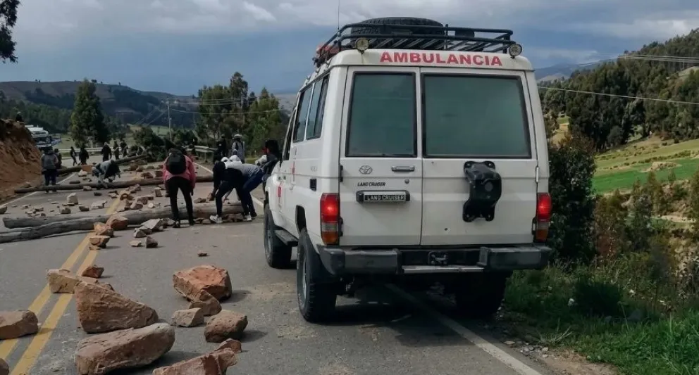 Ambulancia retenida en un punto de boqueo instalado en junio de este año. Foto: Redes Sociales.


