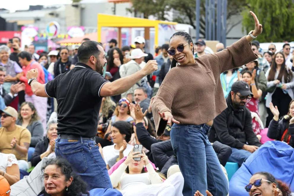 Personas bailan durante la presentación de la agrupación musical colombiana Patacoré, en el recinto ferial de Corferias, en Bogotá (Colombia). Foto: EFE