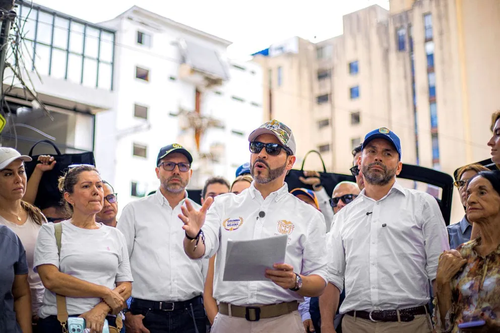 El mandatario, Abelardo de la Espriella (c), junto al alcalde de Cali, Alejandro Eder (2d), durante su visita a un grupo de damnificados del terremoto en barrio Cuarto de Legua en Cali (Colombia). Foto: EFE