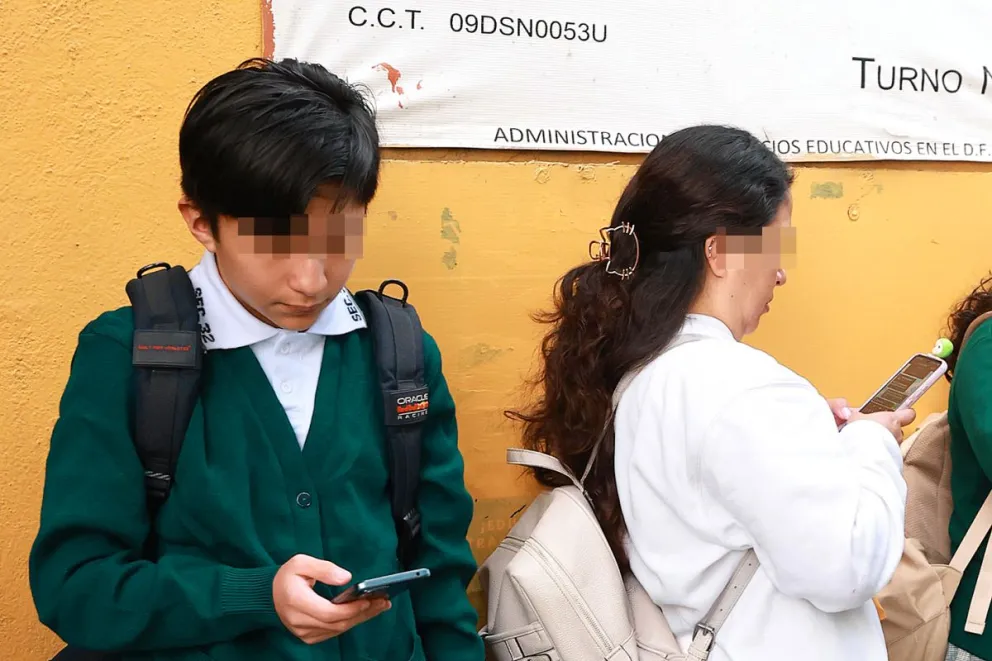 Un estudiante de secundaria usa un celular en Ciudad de México. Foto: EFE