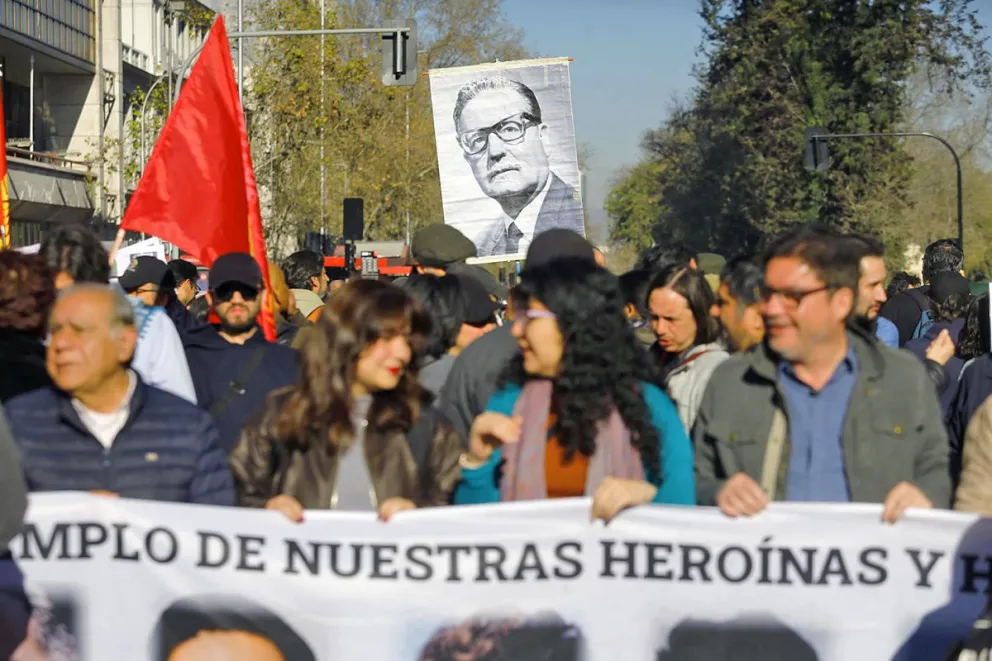 Integrantes de organizaciones sociales y de derechos humanos conmemoran los 53 años del golpe de estado cívico militar este domingo, en Santiago (Chile). Foto: EFE
