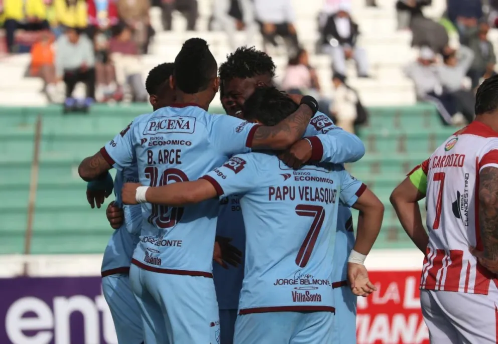 Jugadores de Bolívar festejan uno de los goles a Independiente en Sucre. Foto: Agencia Marka Registrada