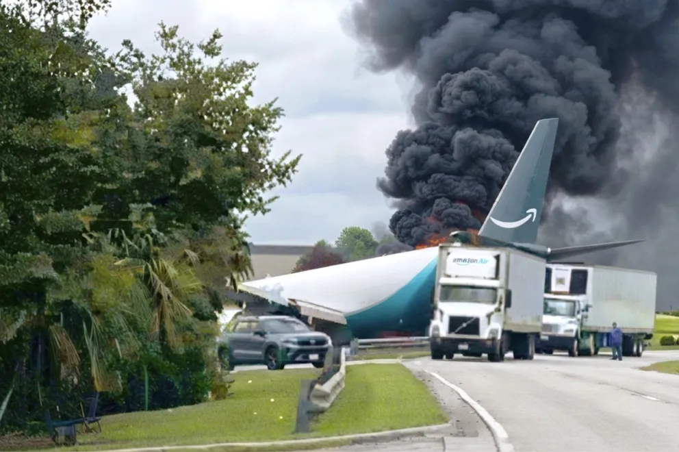 Avión de la compañía Amazon se estrello en el Aeropuerto Internacional de Miami. Captura de video: EFE