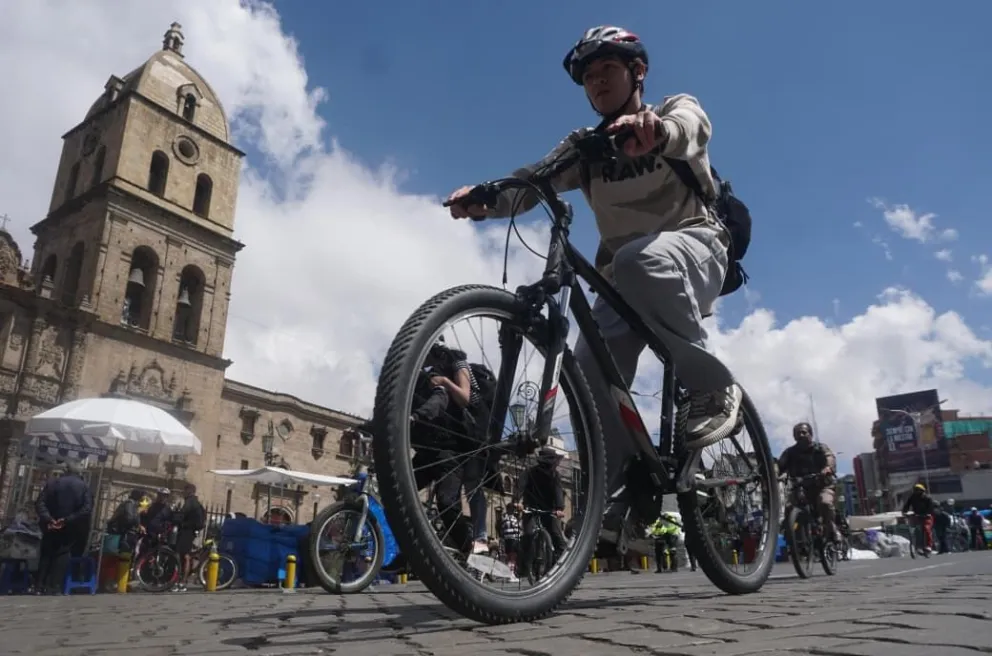 Un ciclista en el centro de La Paz. Foto: APG 