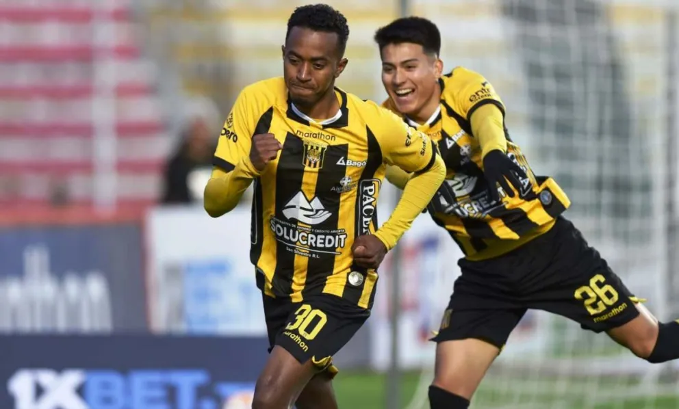 Arrascaita y Sotomayor celebran el primer gol del encuentro disputado en el Siles. Foto: Marka Registrada