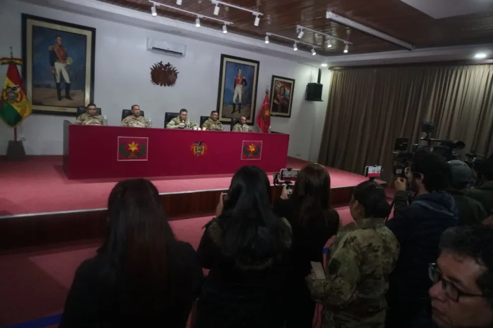 El comandante del Ejército en rueda de prensa. Foto: APG 