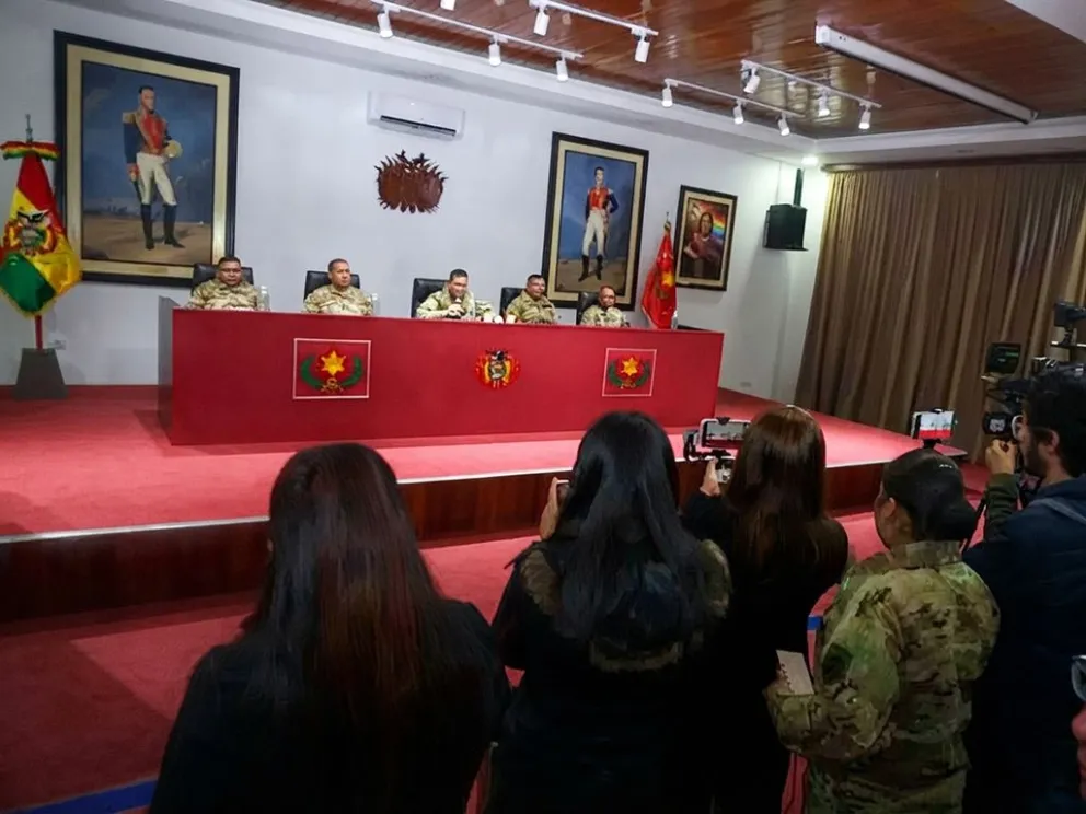 El comandante del Ejército en rueda de prensa. Foto: APG 