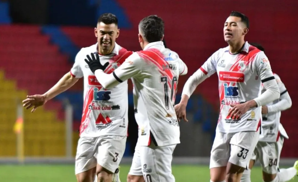 Nelson Amarilla (izq.) festeja el primer gol de Nacional con Maxi Núñez y Luis Demiquel. Foto: Agencia Markla Registrada