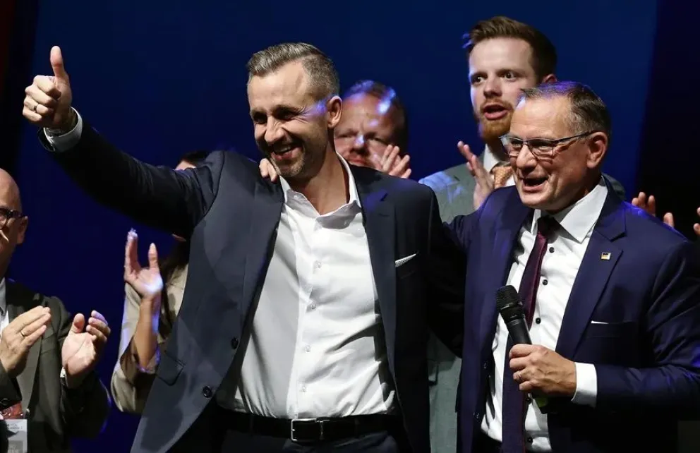 El candidato principal Ulrich Siegmund (i) y el copresidente del partido y del grupo parlamentario, Tino Chrupalla, celebran la victoria. Foto: EFE/EPA/Filip Singer
