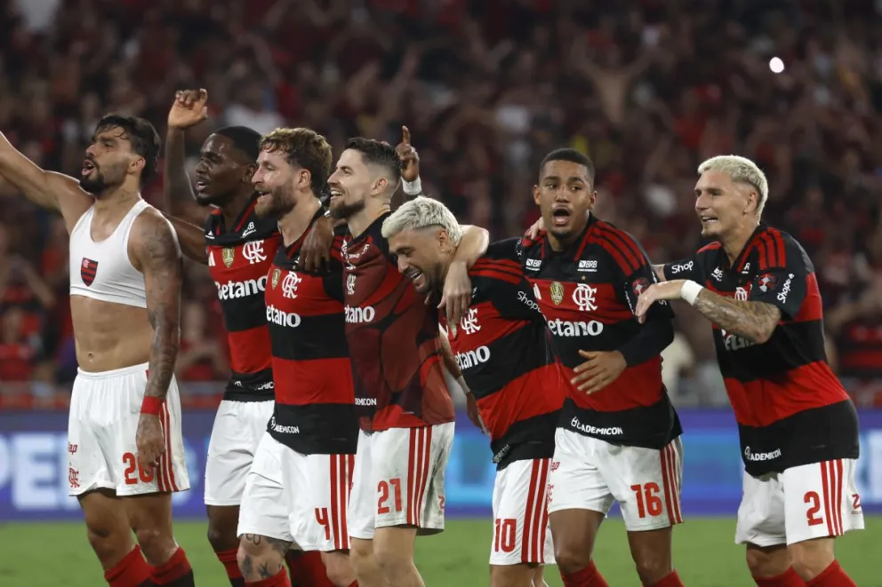 Foto de archivo de los jugadores de Flamengo celebrando su clasificación a cuartos de final. Crédito: EFE