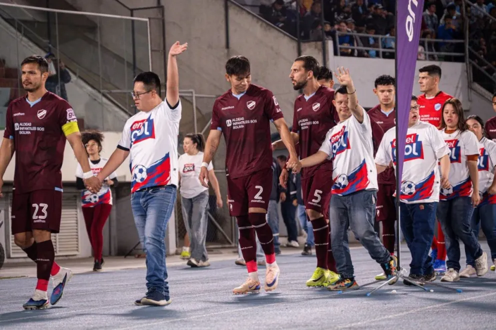 Jugadores de la Academia ingresan a la cancha en un cotejo anterior. Foto: Club Bolívar.