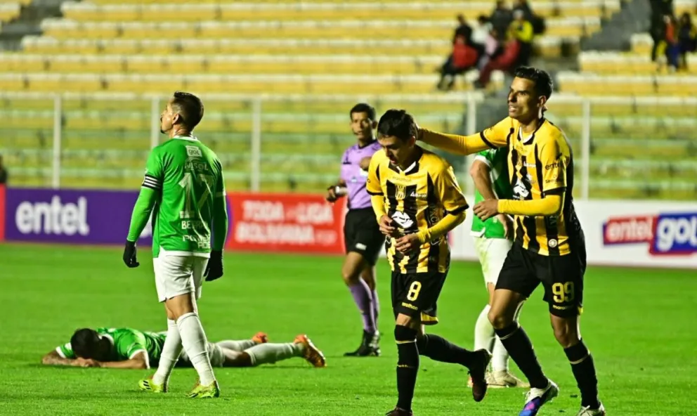 Kevin Salvatierra, autor del gol, y Luis Henrique Pachu festejan el tercer gol de The Strongest a Real Tomayapo. Foto: Agencia Marka Registrada