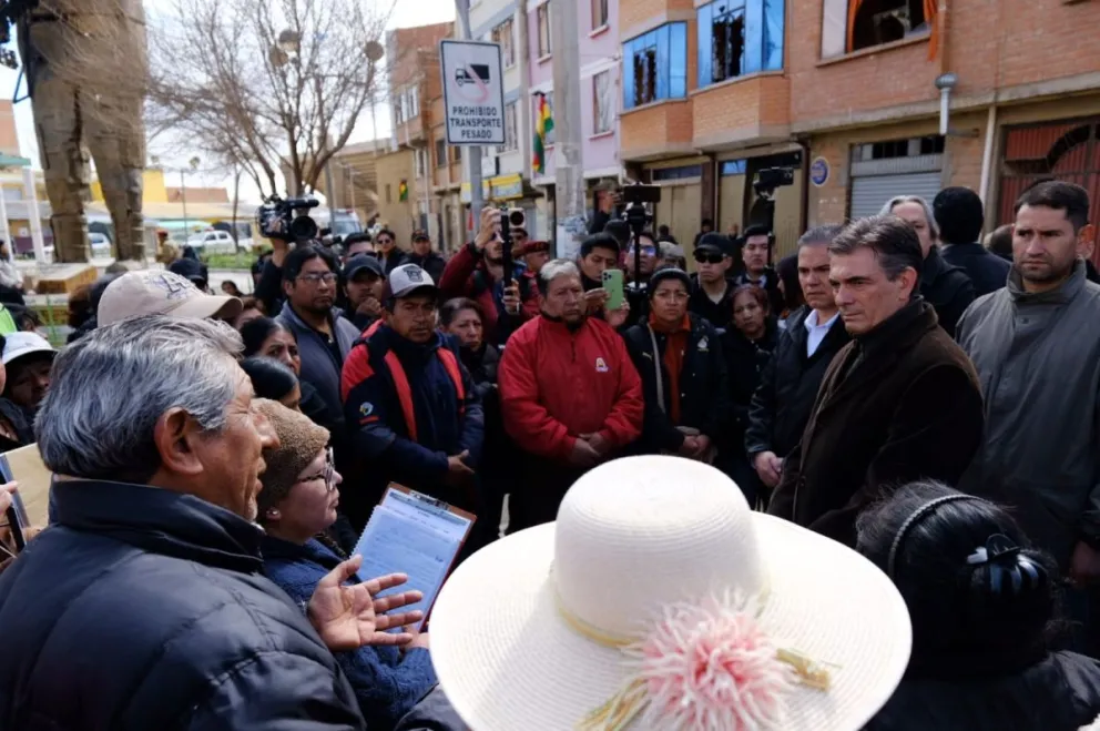 Paz conversa con habitantes de Viacha. Foto: Of. del Presidente 