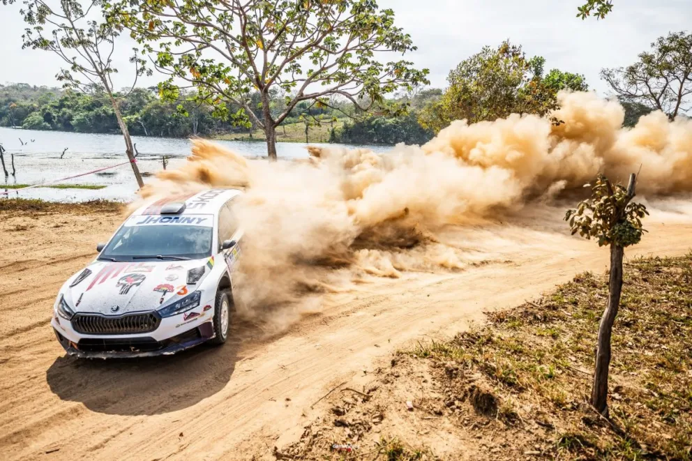 Jhonny Tarqui va a toda velocidad durante la carrera. Foto: Prensa Tarqui.