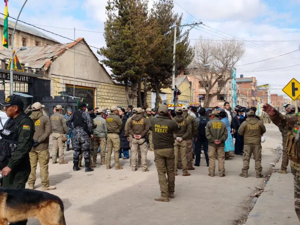En la zona del siniestro se remueven escombros para dar con desaparecidos y la Policía inició una investigación. Foto: Fiscalía
