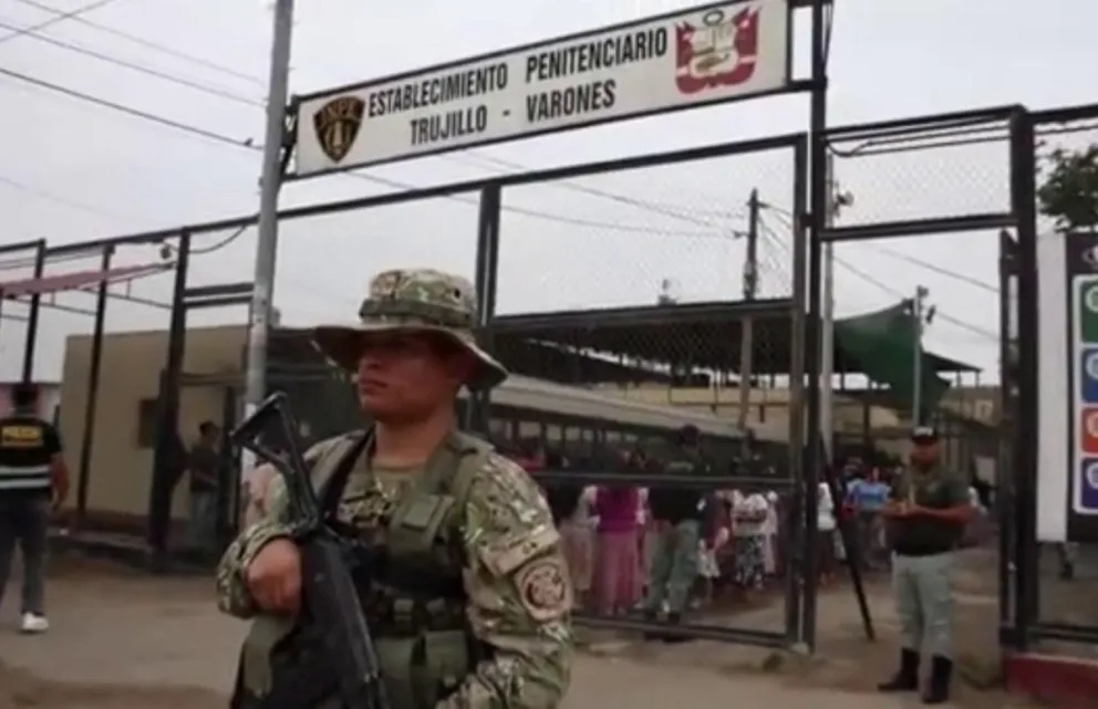 Captura de un video del Ministerio de Defensa de Perú en la que se captó a un soldado que integra el primer retén perimétrico a cargo de las fuerzas armadas en el penal de la norteña ciudad de Trujillo (Perú). Foto: EFE