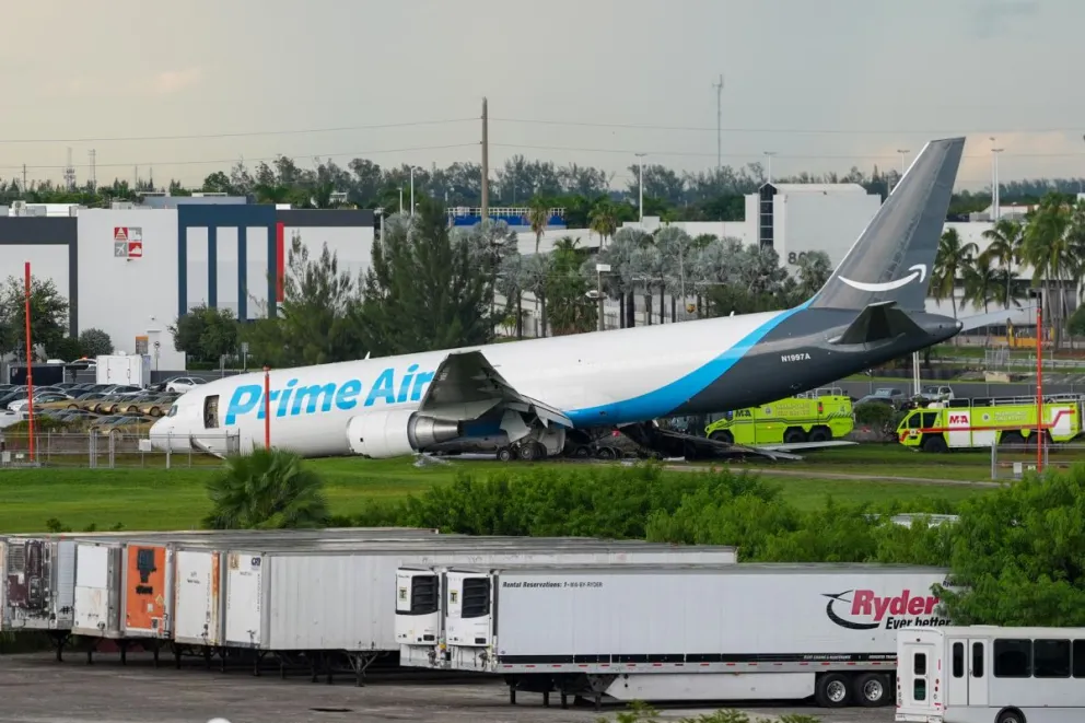 Fotografía de un avión de carga con el logotipo de Amazon este domingo, en el Aeropuerto Internacional de Miami (EE.UU.). Foto: EFE/ Alberto Boal